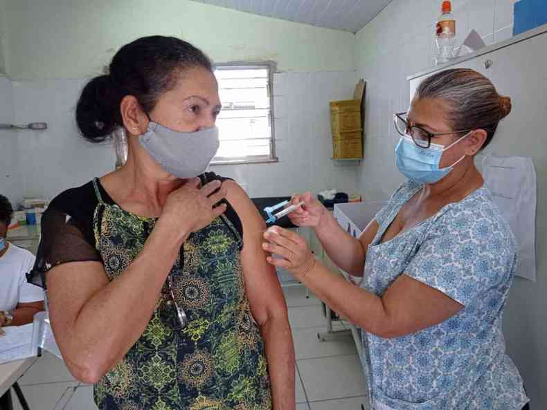 Pessoas de 61 anos comeam a ser imunizadas nesta tera-feira (4/5), em Betim; na quarta-feira, ser a vez de quem tem 60(foto: Prefeitura de Betim/Divulgao)