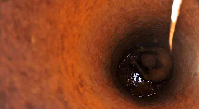 Perfurador escava cisterna em propriedade rural do Centro-Oeste para aumentar profundidade em busca de gua: buraco de altura equivalente a um prdio de trs andares(foto: Leandro Couri/EM/D.a Press)