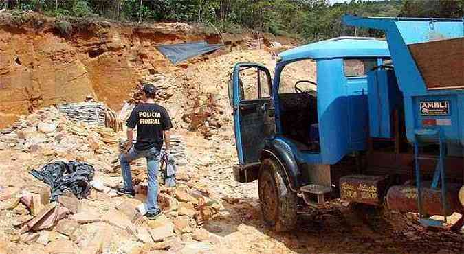 A extrao mineral ilegal na cidade levou ao assoreamento de um curso d%u2019gua existente no local(foto: Polcia Federal/Divulgao)