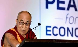 L�der espiritual tibetano participa de uma confer�ncia sobre paz e economia, na �ndia(foto: MANJUNATH KIRAN/AFP)