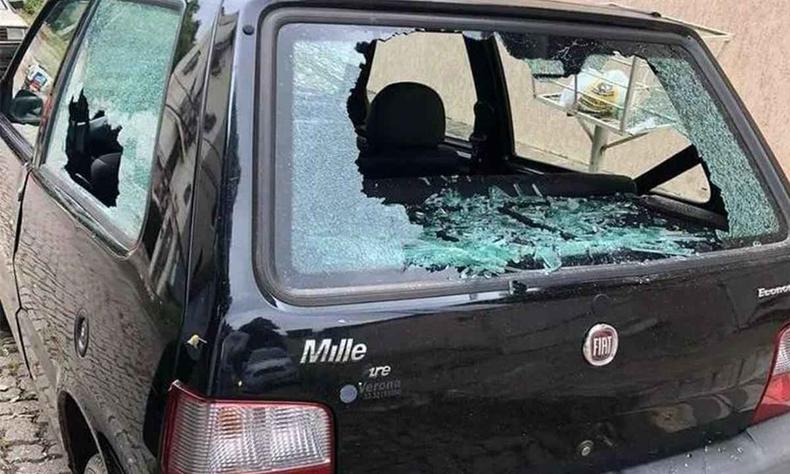 Carro com o vidro quebrado