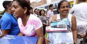 Consumidores saram s compras aproveitando os preos baixos(foto: JUAN BARRETO / AFP)
