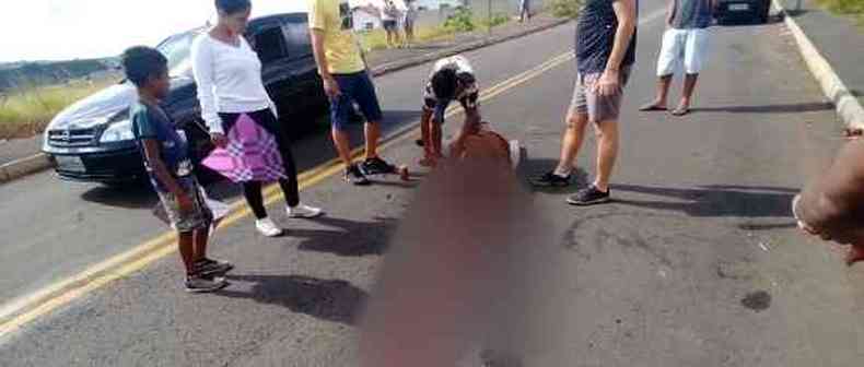 Homem  brutalmente agredido aps urinar na rua(foto: Redes Sociais)