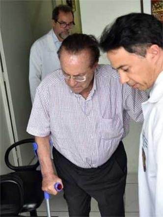 Paulo Maluf tem andado amparado por uma muleta(foto: Ed Alves/CB/D.A Press) Paulo Maluf tem andado amparado por uma muleta(foto: Ed Alves/CB/D.A Press)