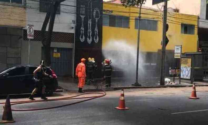 Parte da calada e da avenida foram interditados devido a riscos de exploso(foto: Edsio Ferreira/EM/D.A.Press)