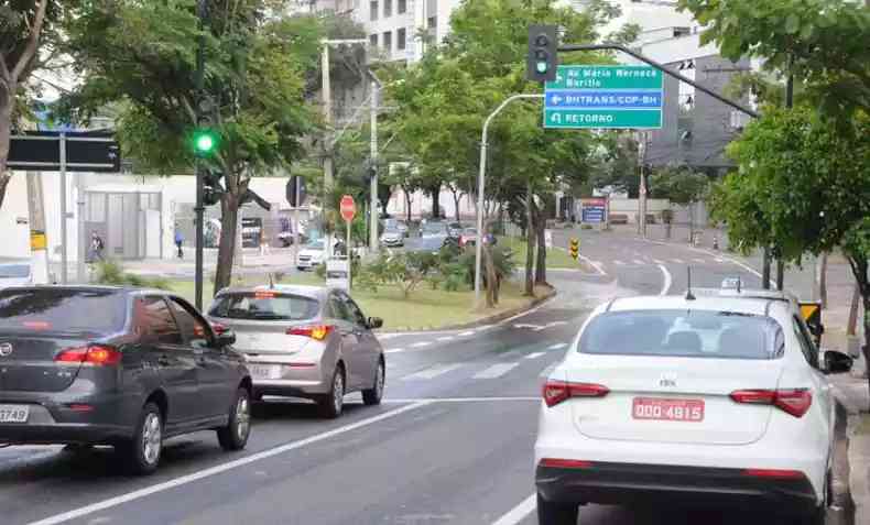 Imagem ilustrativa de carros passando pela avenida Baro Homem de Melo