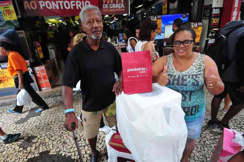 Marlia Oliveira j desejava comprar um micro-ondas e o marido, Joaquim, ainda quer comprar um carro durante a campanha. 