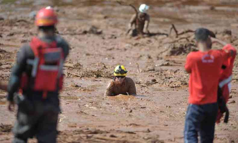Militar do Corpo de Bombeiros ficou praticamente com o corpo todo no lamaal de um rio de mais de 60 metros formado pelo rompimento da Barragem Crrego do Feijo(foto: Alexandre Guzanshe/EM/DA Press)
