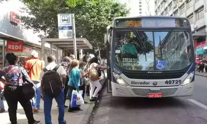 Imagem mostra passageiros embarcando em nibus no centro de BH