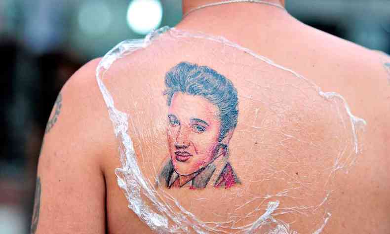  homem com tatuagem de elvis presley nas costas, coberta por plstico