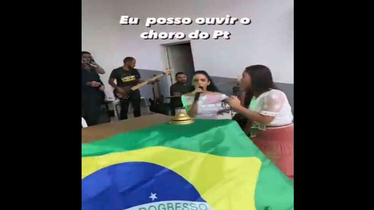 Jovens cantam em igreja evangélica: “Posso ouvir o choro do PT