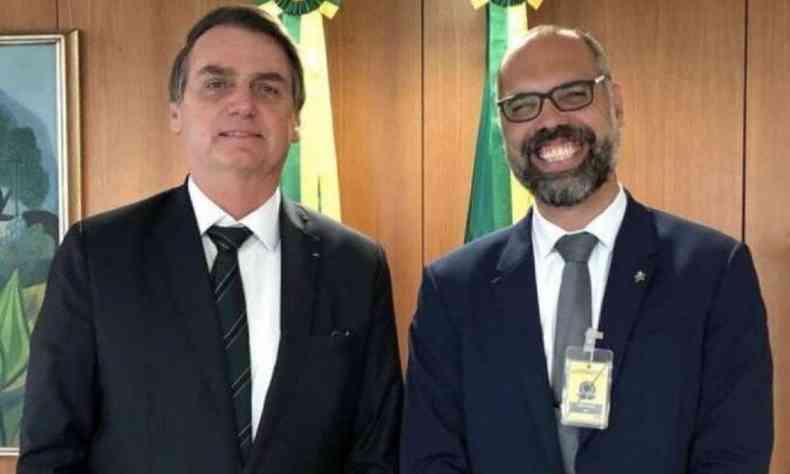 Na foto, o presidente Jair Bolsonaro e o blogueiro Allan dos Santos 