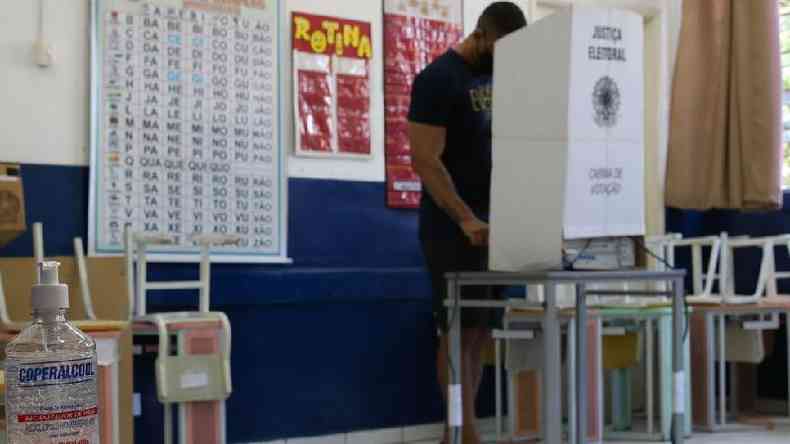 Homem em cabine de votação