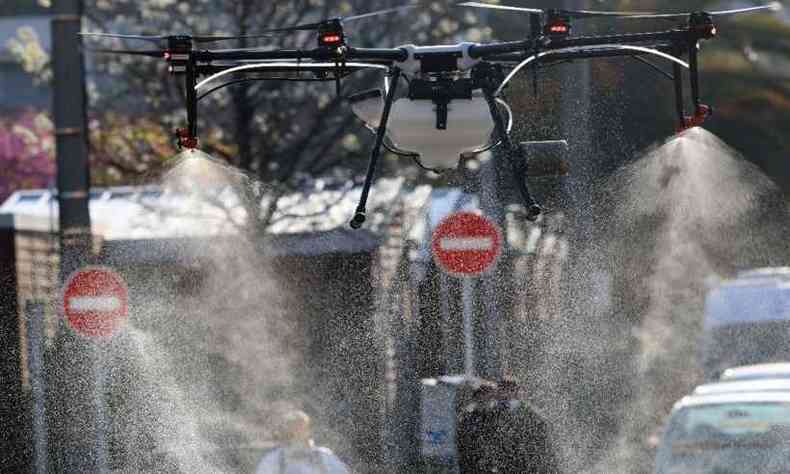 Drone pode carregar at 10kg de produto qumico desinfetante(foto: VALERY HACHE / AFP)