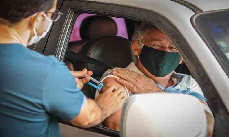 Joo de Assis, de 71, comemrou a ltima etapa da vacinao(foto: Leandro Couri/EM/D.A Press)