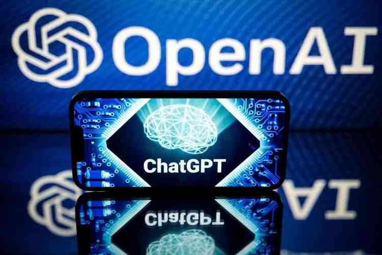 Telas exibindo os logotipos da OpenAI e ChatGPT. ChatGPT  um aplicativo de software de inteligncia artificial conversacional desenvolvido pela OpenAI