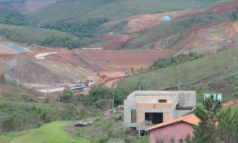 Movimentao no vale que deve ser coberto por lama de rejeitos de minerao, a poucos metros de comunidades: moradores perdem o sono e MP tenta embargar construes(foto: Paulo Filgueiras/EM/DA Press)