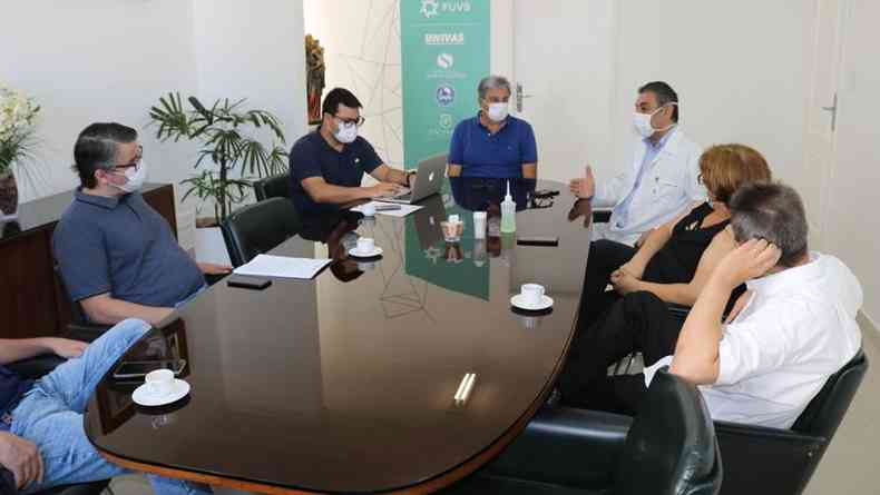 Diretores de hospitais em reunio com o prefeito e a secretria de Sade de Pouso Alegre(foto: Ascom prefeitura de Pouso Alegre)