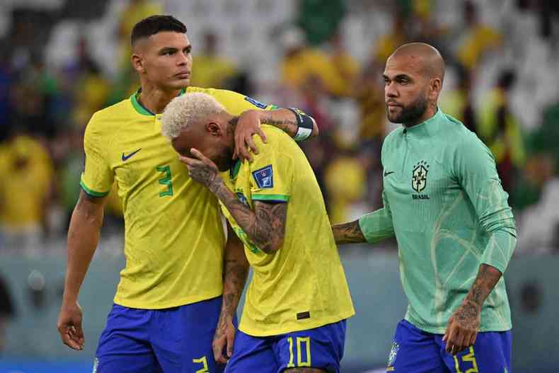 Consolado por Thiago Silva (E) e Daniel Alves, Neymar deixa o gramado chorando