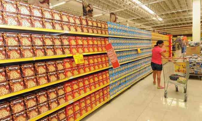 Setor supermercadista iniciou o ano sentindo os efeitos da inflao, alm do desemprego e queda na renda do consumidor(foto: Cristina Horta/EM/D.A Press)