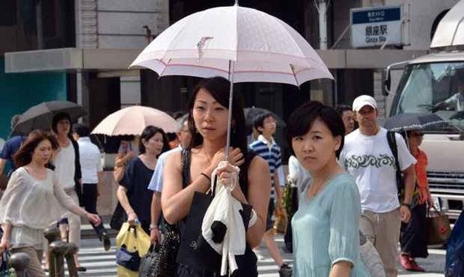 Popula��o tenta se proteger como pode de sol e calor intenso no Jap�o(foto: YOSHIKAZU TSUNO / AFP)