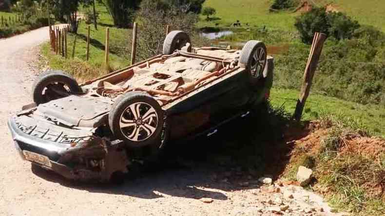 Carro oficial da prefeitura de Senador Jos Bento aps acidente