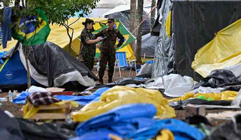 Acampamento sendo desmontado pelos militares, no dia 9 de janeiro.