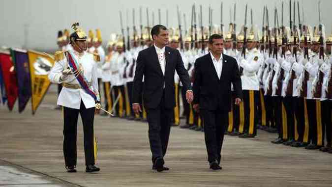 Rafael Correa (C) recebe visita do governante peruano Ollanta Humala(foto: STR/PRESIDENCIA ECUADOR/AFP)