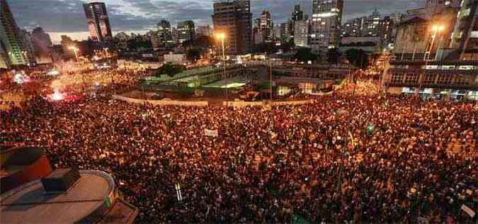 Milhares se renem em So Paulo na noite desta segunda-feira (foto: Miguel Schincariol/AFP)