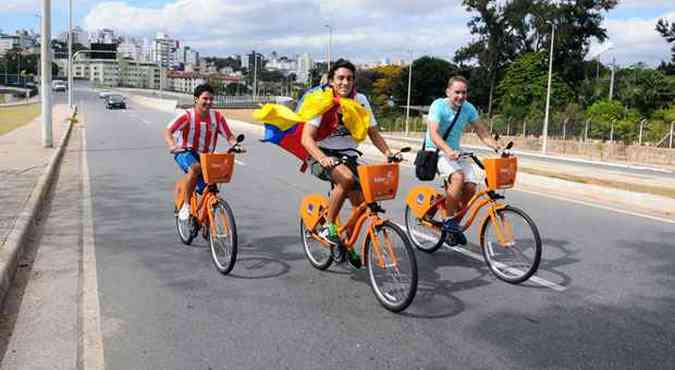 Amigos colombianos Andrs Barrera Ospina, Juan Giraldo e Jhon Tabares alugaram bicicleta no Centro de BH e seguiram pela Antnio Carlos at a Pampulha (foto: EULER JUNIOR/EM/D.A PRESS)