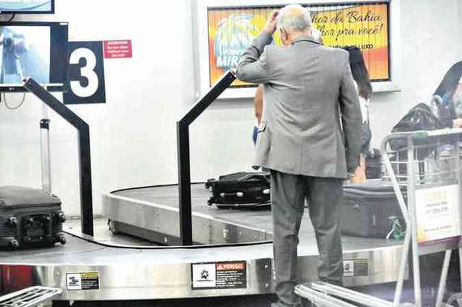 Passageiro diante de uma esteira no aeroporto de Confins  espera das malas: furtos de bagagens cresceram no ano passado(foto: Beto Novaes/EM/D.A Press )