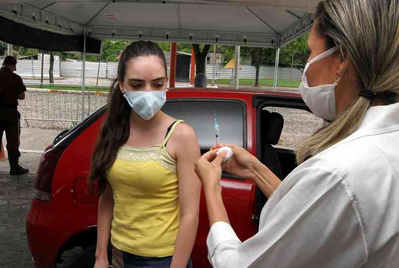 Mulher recebe a vacina da Pfizer contra a COVID-19