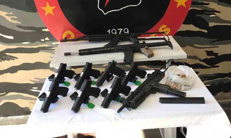 Alm dos fuzis e da submetralhadora tambm foram apreendidas sete pistolas(foto: Polcia Militar/Divulgao)