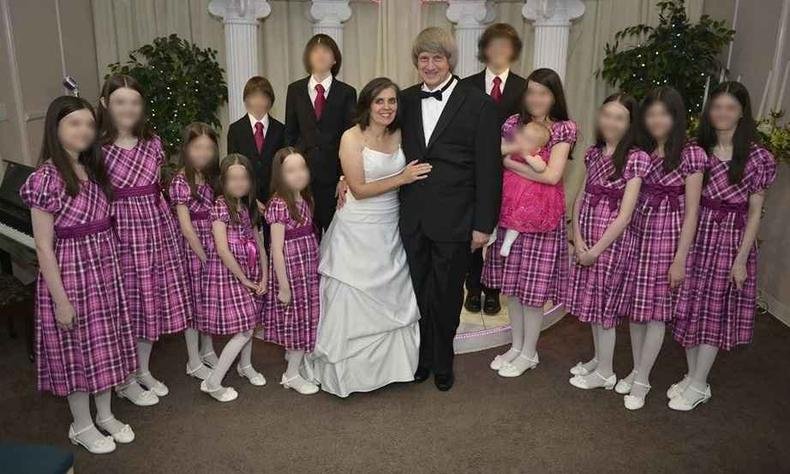 Em foto publicada no Facebook, os 13 irm�os resgatados nos Estados Unidos aparecem ao lado dos pais em cen�rio que lembra um casamento em Las Vegas(foto: Reprodu��o/Facebook)