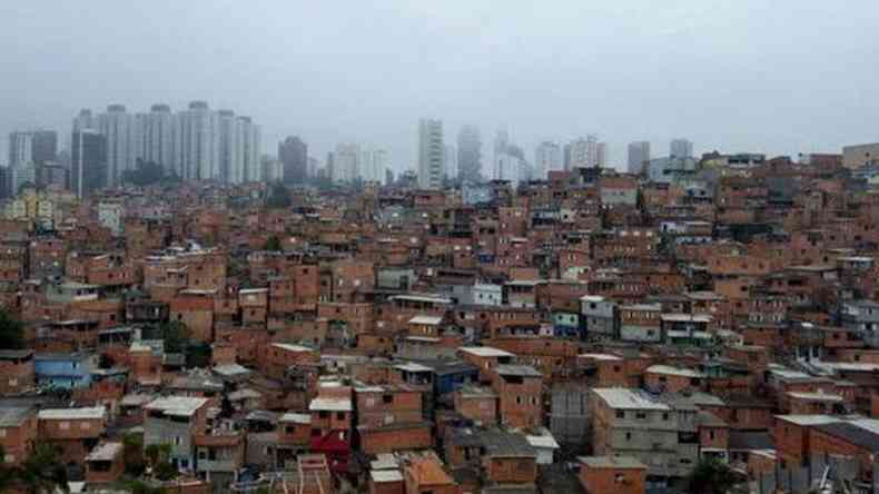 Ao contrrio de muitas favelas de SP, Paraispolis no fica na periferia, mas ao lado de reas consideradas nobres