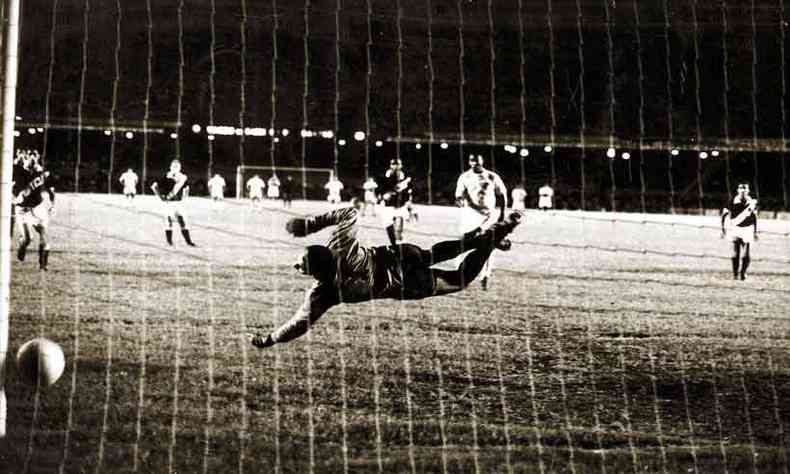 O inesquecvel milsimo gol, marcado de pnalti, em jogo contra o Vasco, no Maracan, em 12 de novembro de 1969