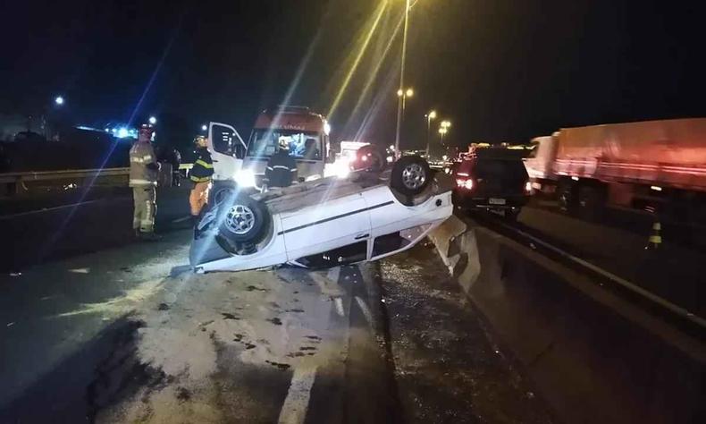Com o impacto do capotamento, segundo informaes do Corpo de Bombeiros de Uberaba, quatro vtimas foram lanadas para fora do veculo