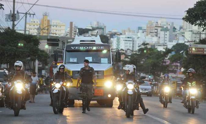 Caminhões requisitados em distribuidoras circularam com escolta e adesivo de 'confiscado'(foto: Alexandre Guzanshe/EM/DA Press) Caminhões requisitados em distribuidoras circularam com escolta e adesivo de 'confiscado'(foto: Alexandre Guzanshe/EM/DA Press)