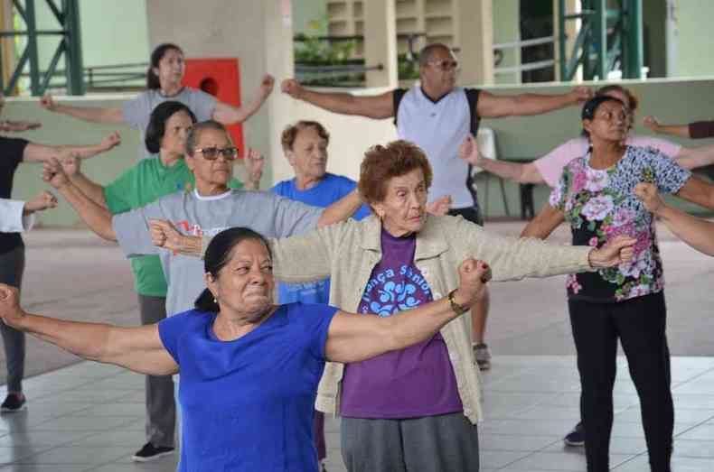 Idosos participam de aula de ginstica