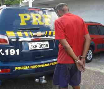 Homem foi preso enquanto caminhava pelo acostamento da pista(foto: Polcia Rodoviria Federal / Divulgao)