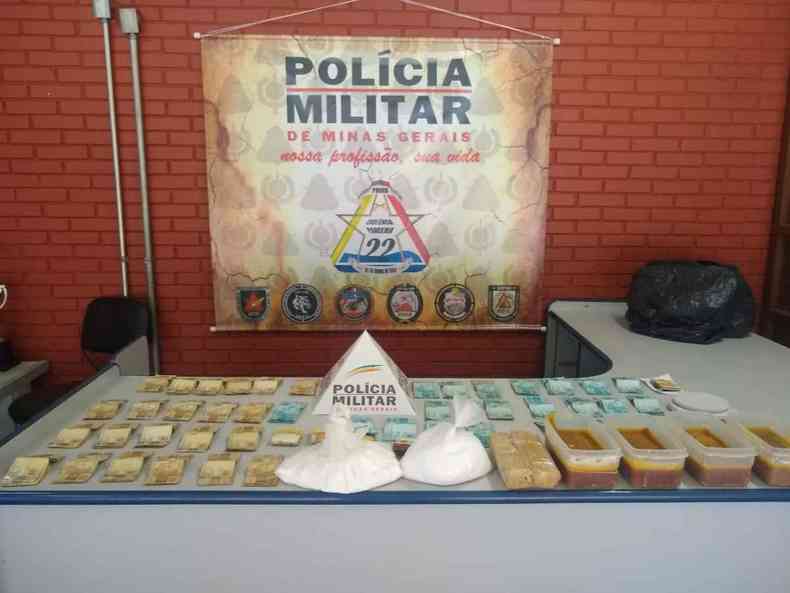 Foram apreendidos cinco quilos de crack, dois quilos de cocana, alm de R$ 4.700,00 em dinheiro e material para a produo de drogas(foto: PM/Divulgao)
