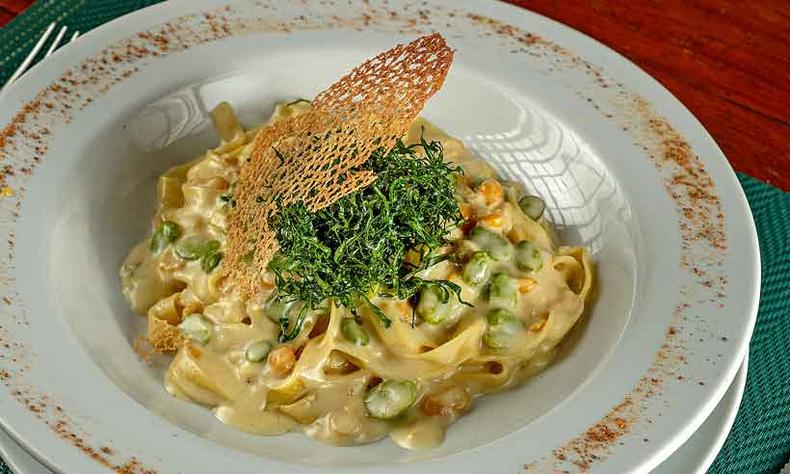 Tagliatelle ao molho de queijo com grão de bico de crisp de couve (La Palma)(foto: Nereu Jr/Divulgação) Tagliatelle ao molho de queijo com grão de bico de crisp de couve (La Palma)(foto: Nereu Jr/Divulgação)