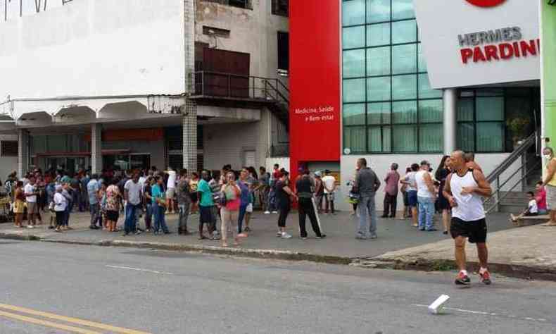 Aglomerao de pessoas na Avenida Sinfrnio Brochado, no Barreiro(foto: Edesio Ferreira/ EM/ D.A Press)