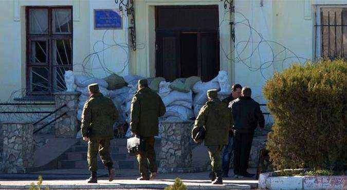 Militares ucranianos receberam ordens para deixar a regi�o da Crimeia(foto: AFP PHOTO/ DMITRY SEREBRYAKOV )