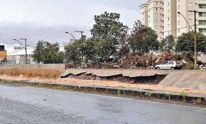 No Bairro Santa Terezinha, moradores denunciam que água de estação da Copasa volta pelas bocas de lobo. Na Avenida Heráclito Mourão de Miranda, encosta do canal cedeu(foto: Simon nascimento/divulgação) No Bairro Santa Terezinha, moradores denunciam que água de estação da Copasa volta pelas bocas de lobo. Na Avenida Heráclito Mourão de Miranda, encosta do canal cedeu(foto: Simon nascimento/divulgação)