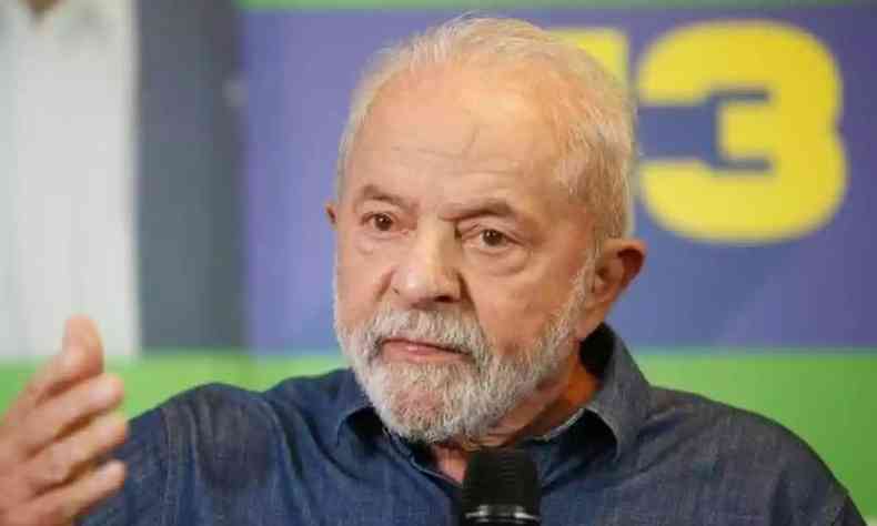 Lula fala ao microfone enquanto gesticula com a mo