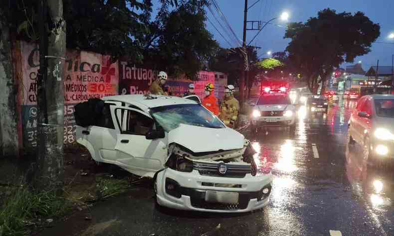 Carro danificado aps bater em um poste na Avenida Abilio Machado