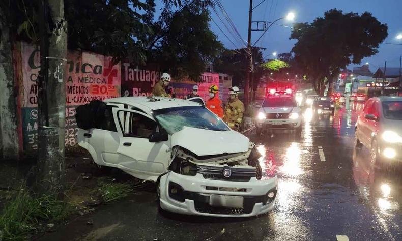Carro danificado ap�s bater em um poste na Avenida Abilio Machado