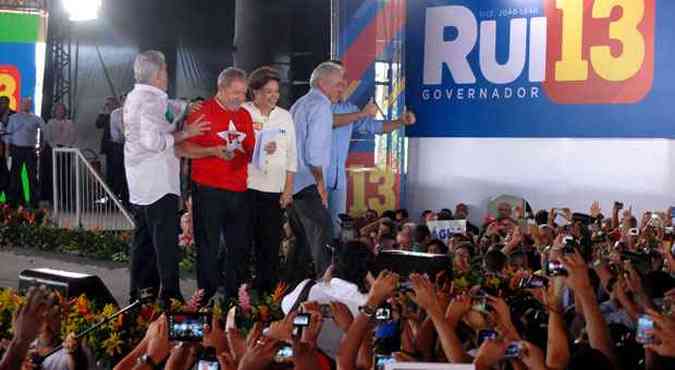 Ao lado de Lula, Dilma voltou a contrapo rmodelo do PT a 'risco' de volta ao passado'(foto: ROMILDO DE JESUS/FUTURA PRESS/ESTADAO)