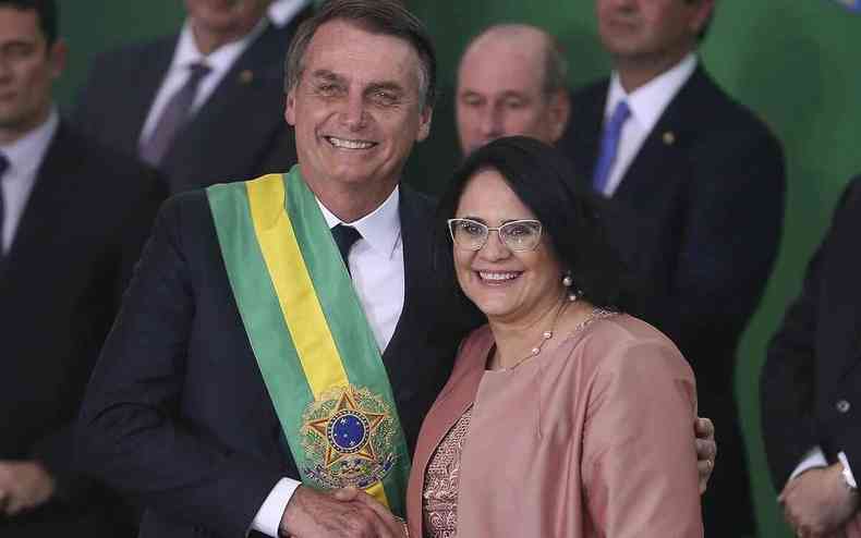 Bolsonaro cumprimenta Damares; os dois sorriem